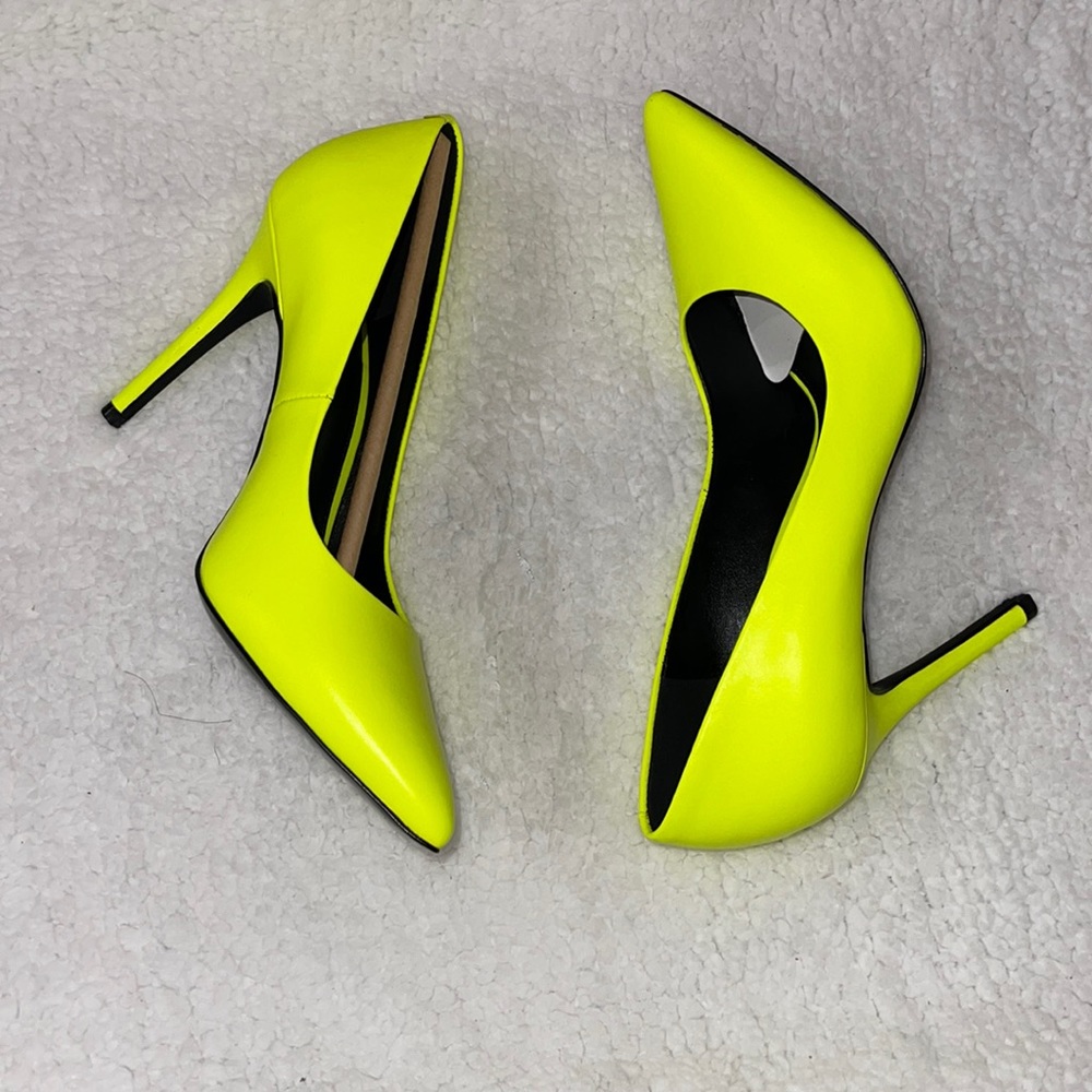 BRAND NEW Neon yellow Micheal Kors size 7 US LEATHER